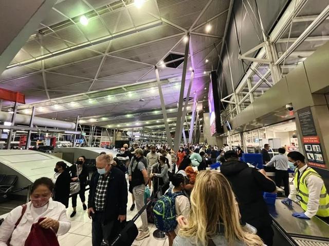 澳洲开放，多地机场爆满！凌晨5点排长队，无症状员工照常上班