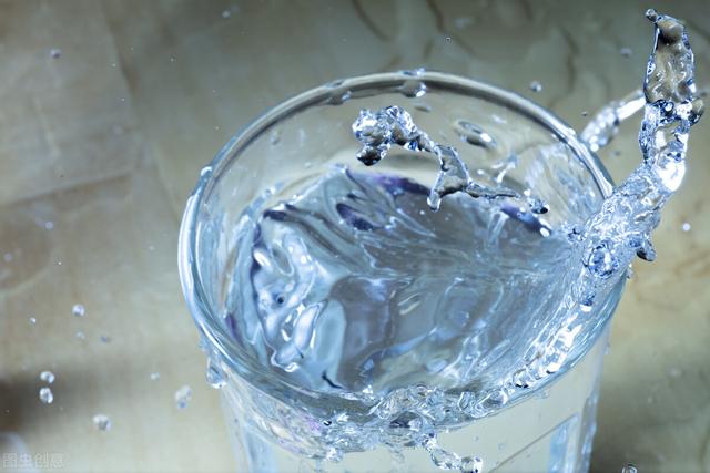 给小儿喂水过多有害