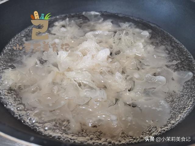 早春尝鲜多吃菠菜，叶酸含量高，简单一拌就很香，家人爱吃身体好