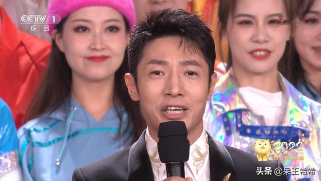 央视门面主持人撒贝宁暂停工作，带娃被偶遇，混血宝宝正面照公开