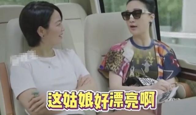 李小冉吃烤串被围观！穿紧身上衣身段完美，尽情舔嘴角一脸满足-第5张图片-9158手机教程网