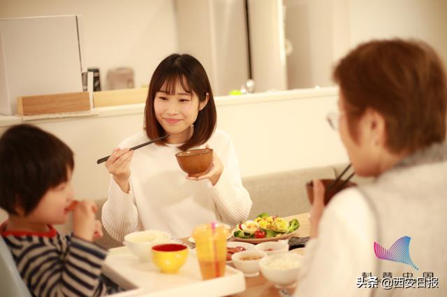 吃饱后该躺着、坐着，还是站着？医生的回答来了