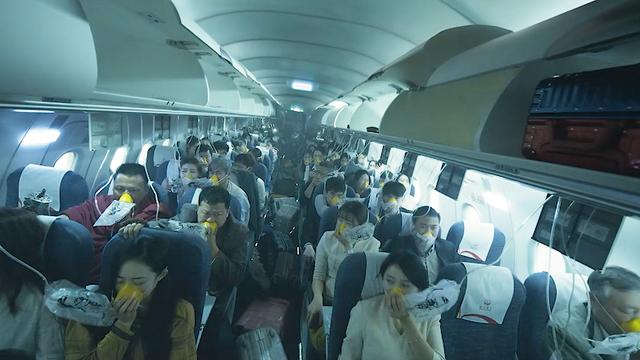 飞机万米高空玻璃爆裂,副机吸出窗外,机长34分钟迫降128人!催泪片