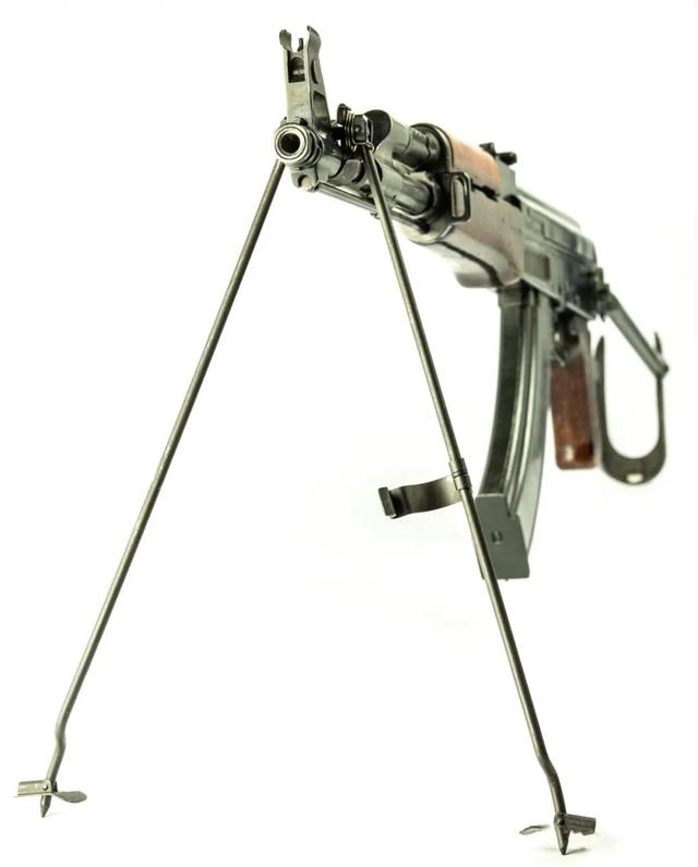 从伊拉克基尔库克造了一把5米长、弹鼓就1人高的AK-47谈起...