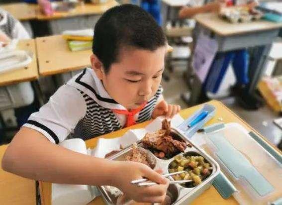 天津小学配餐安全后续：硬核家长“怒怼”学校，网友：给教父点赞