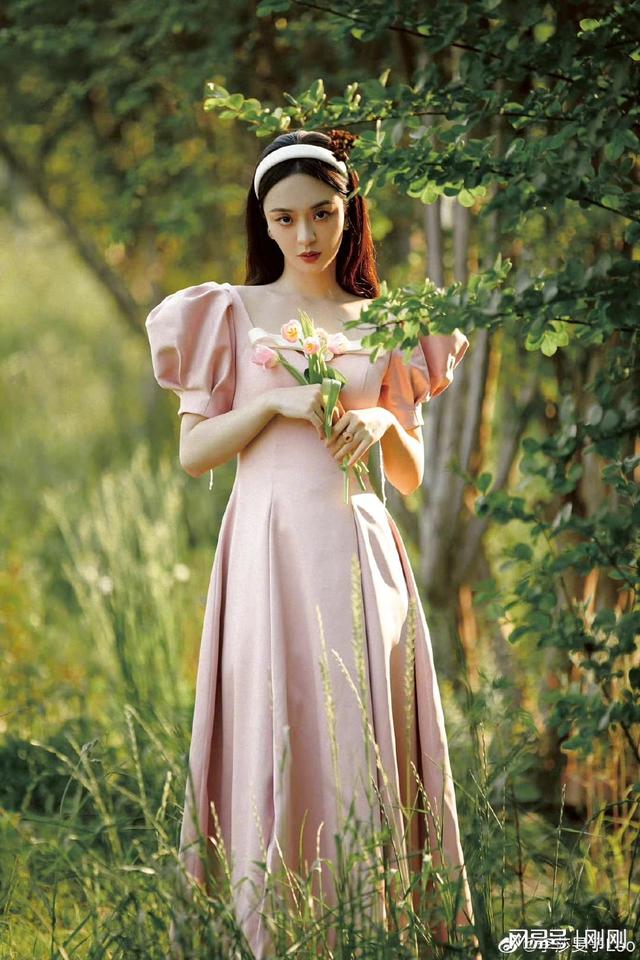 如花儿般粉嫩的李莎雯子
