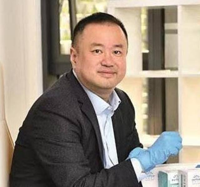 中国手套大王：靠疫情赚130亿，减持股票套现30亿，被骂发国难财