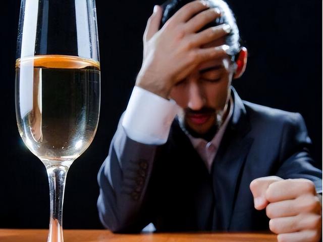为啥需要戒酒？揭秘：喝酒后人体24小时的变化，看完你还去喝酒吗
