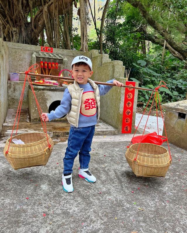 胡杏儿一家回农村过年，不嫌弃简陋环境，老公包揽农活长子挑扁担