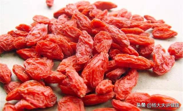 吃枸杞有什么好处，枸杞干吃好，还是泡水好？答案来了