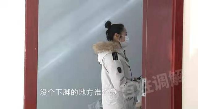 妈妈太懒家里乱得像垃圾场，儿子变家长恨铁不成钢：她从不打扫