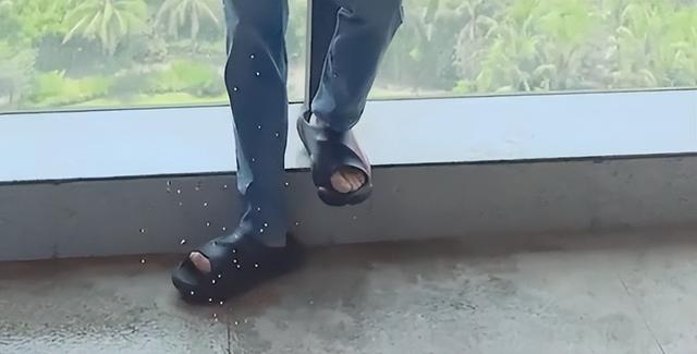肖恩·肖更新视频，搞笑演绎“人工降雨”，脚趾却意外偷镜。
(图5)