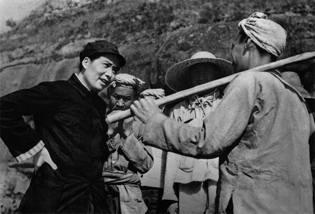 1962年毛主席请石少华吃饭，席间拿出一张照片：帮我找两个小八路