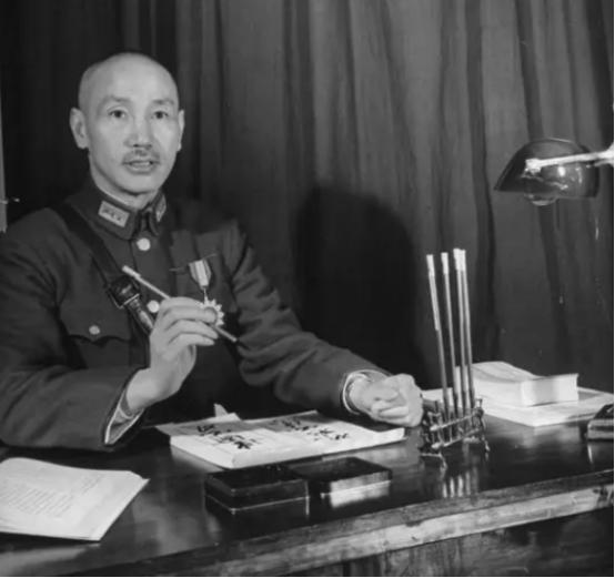 杨振宁见到杜聿明时称杜先生好，周总理笑了笑说：该叫岳父