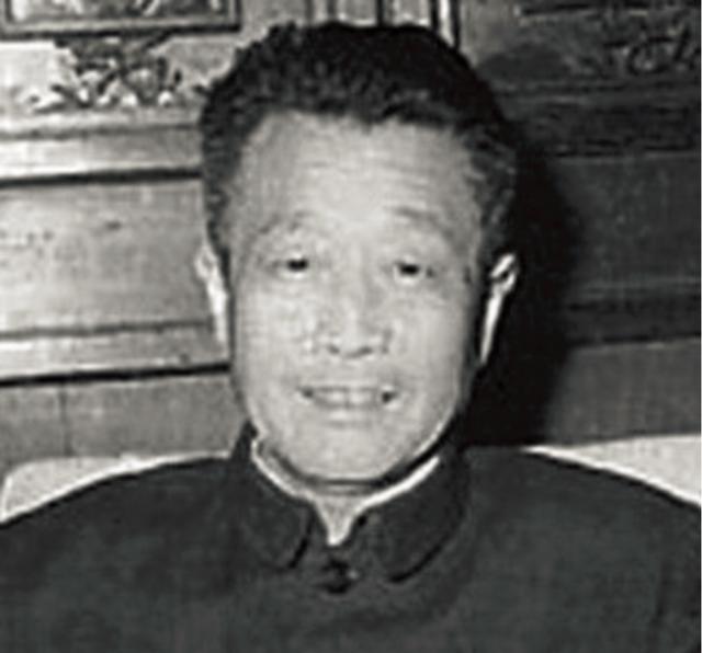 1981年，杜聿明病危住院，弥留之际抓着郭汝瑰的手：你跟我讲实话