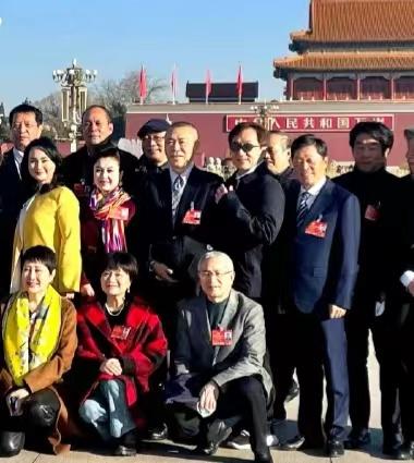 老戏骨出席会议！张光北罕露面，张凯丽皮裤吸睛，成龙低调站角落