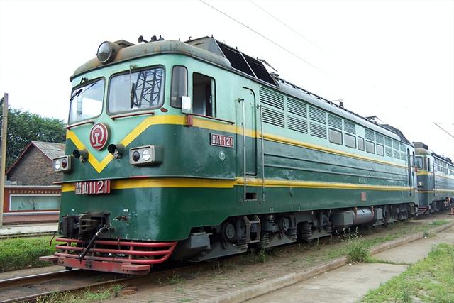 电力机车,属于实验性车型,由田心机车车辆工厂在吸取了法国6y2型机车