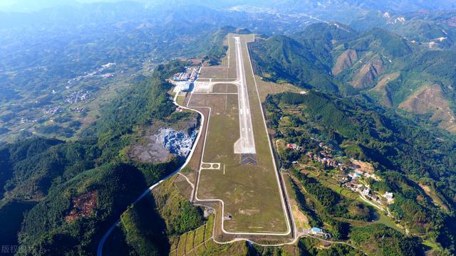 中國爲何要耗費巨資，削平了65座山，就爲了建一座山頂飛機場