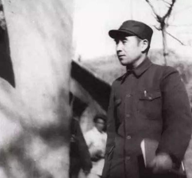 49年林彪得知汪静宜苦等他22年后，托秘书送去一张照片：再寻良配