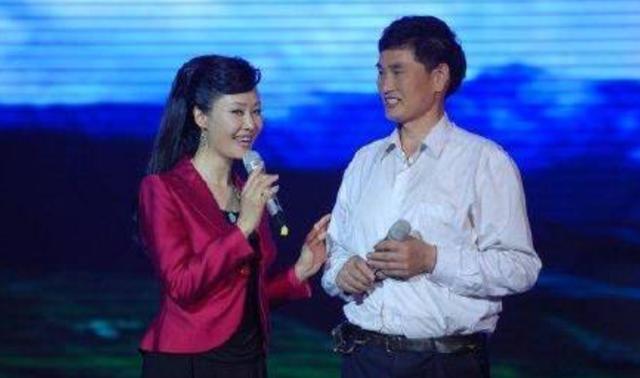57岁于文华雪里又唱又跳，歌声甜美似少女，红棉袄花裤子超可爱