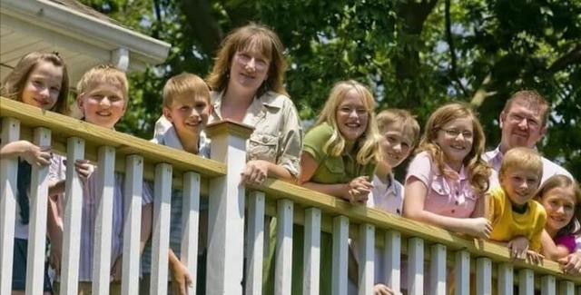 24年前，轰动世界的全球首例七胞胎，现已长大成人，离开获赠别墅