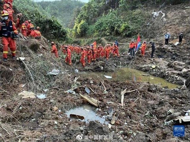 东航5735救援，飞机残骸深入地下20米，救援队为何不用挖掘机