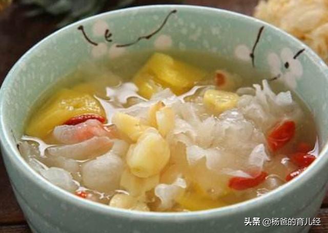 甜香味美的凤梨银耳羹，汤汁浓稠，营养又解馋，家中孩子特别爱吃