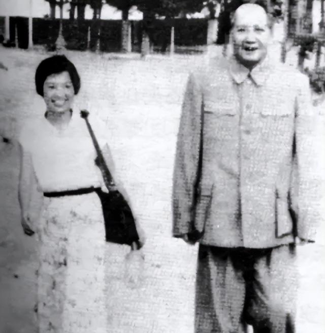 1971年深夜，毛主席做出一划时代的重大决定后，催促道：快打电话