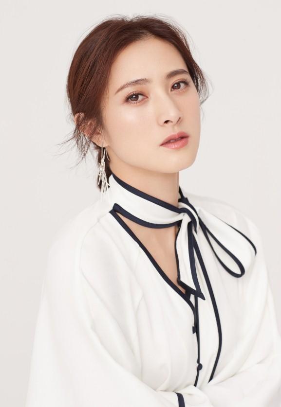 隋俊波：父亲禁止她恋爱，错过靳东保剑锋后被催婚，如今怎样了？