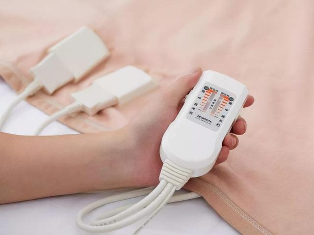 电热毯有辐射，对人体伤害大？这4种人或不适合使用电热毯