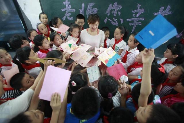 教师节送老师什么礼物合适三年级，教师节送老师什么礼物合适三年级手工