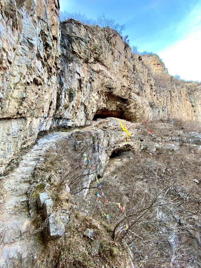 古道冰泉沿柳溝 懸崖道觀盛泉岩