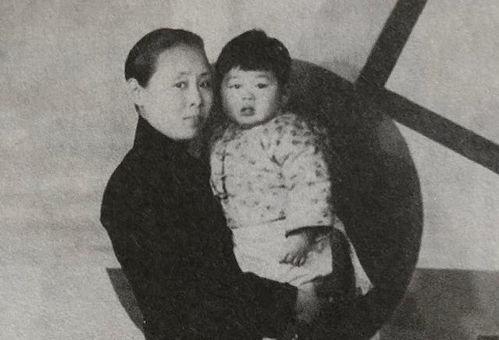 1988年，张幼仪去世，墓碑上刻了4个字，字字都是对徐志摩的讽刺