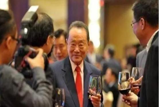 父亲生前打下千亿家产，20年蝉联首富，交给女儿5年败光资产成负