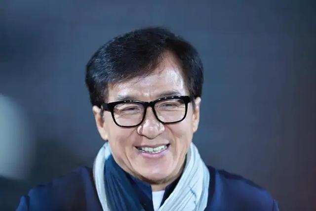 没想到2022年一开始，成龙和黄渤，就给许多大明星，敲响了警钟