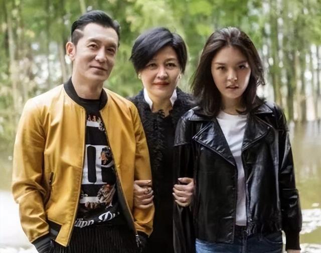哈文掐点给亡夫庆冥诞，李咏在她心中是永远的少年，瞬间让人泪目