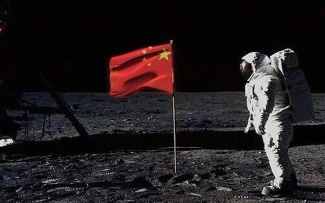 月球上升起五星红旗，让美国登月再遭质疑，为何美国国旗在飘扬？