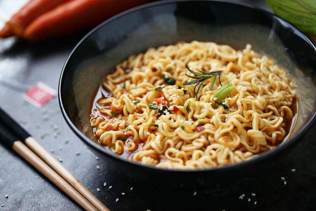 早上起床后，宁愿饿肚子，也要尽量少吃这几类早餐，别太大意