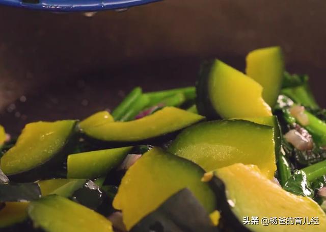 分享一款洋葱菠菜南瓜派，软嫩营养又鲜香，是家中孩子爱吃的美食