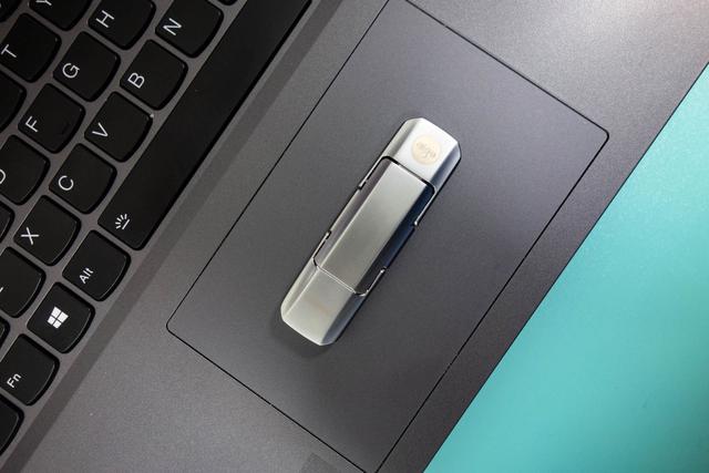 固态的速度、U盘的便携，aigo USSD U393有点“迪奥”