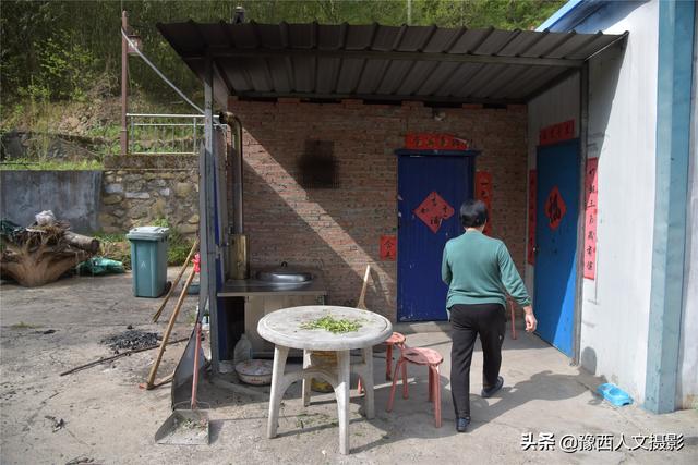 大妈用一辈子心血修筑深山花园，果树花草围绕，藤叶制成绝味美食