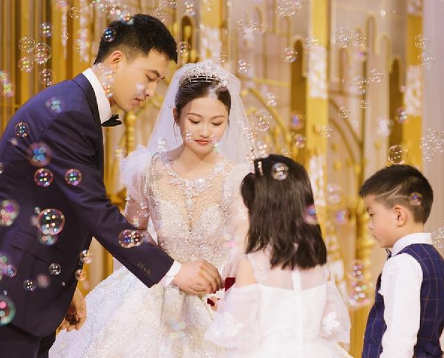 真正男子汉王威班长结婚，杨幂录制祝福视频，婚礼现场播放有牌面