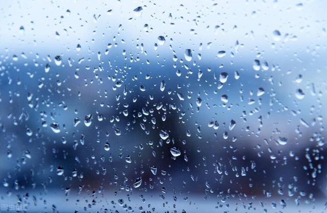 10, 当灰色的云朵从天边飘移过来的时候,紧随其后的雨点便从那座云朵