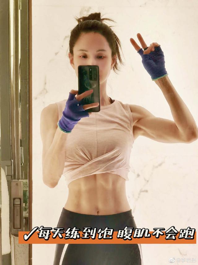 母女隔空互动！55岁李若彤直播间连线母亲，被指继承对方美貌