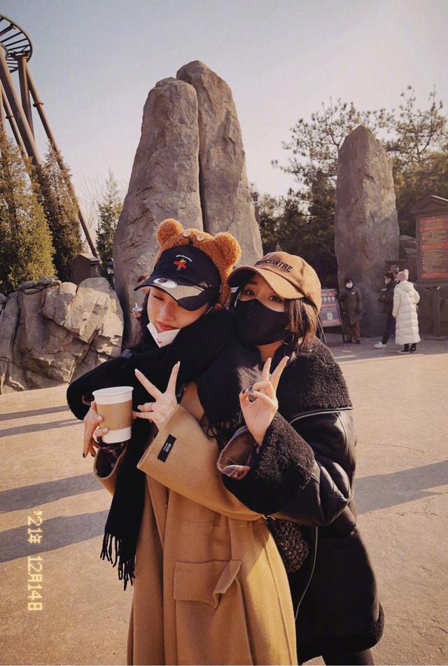 杨幂宋祖儿打卡环球影城扎双麻花辫太嫩了祖儿腿细得惊人