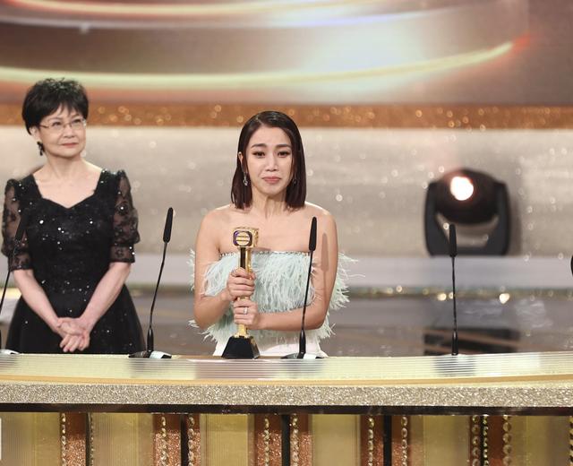 钟嘉欣参加TVB颁奖礼，打扮精心展露野性美，陪跑10次仍失落视后