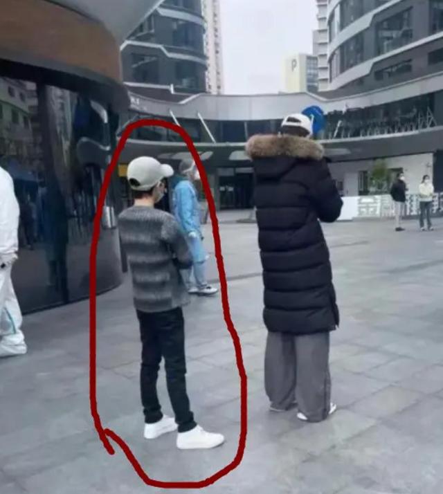 上海人做核酸，堪称时装秀