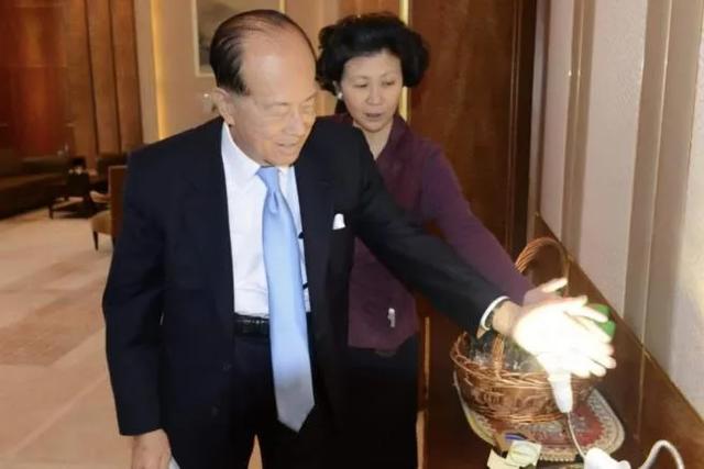 李嘉诚“红颜知己”出手，周凯旋首投元宇宙