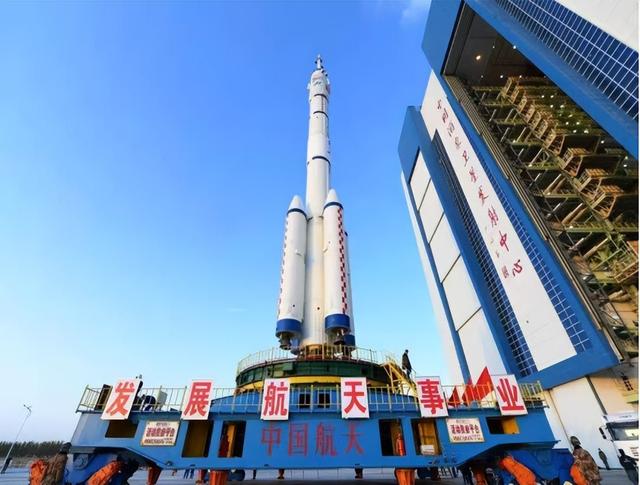 航天员返回地球后，为何都站不起来，要坐在轮椅上？牺牲太大了