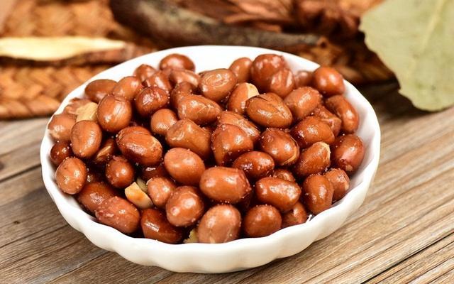 喝酒时为啥不能吃花生米？医生：喝酒尽量少吃这5种“下酒菜”